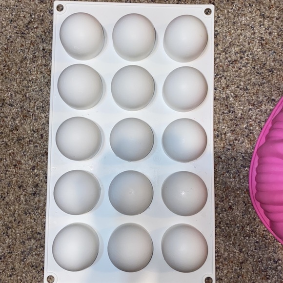 Lot of 4 Adorable & Fun Silicone Baking Molds EUC - Picture 5 of 5